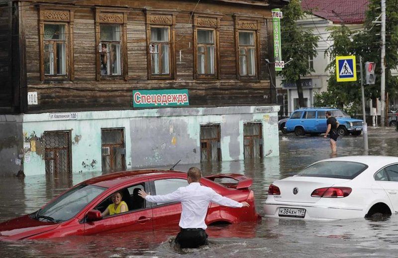 В Нижнем Новгороде молодой человек спас двух женщин из тонущих машин