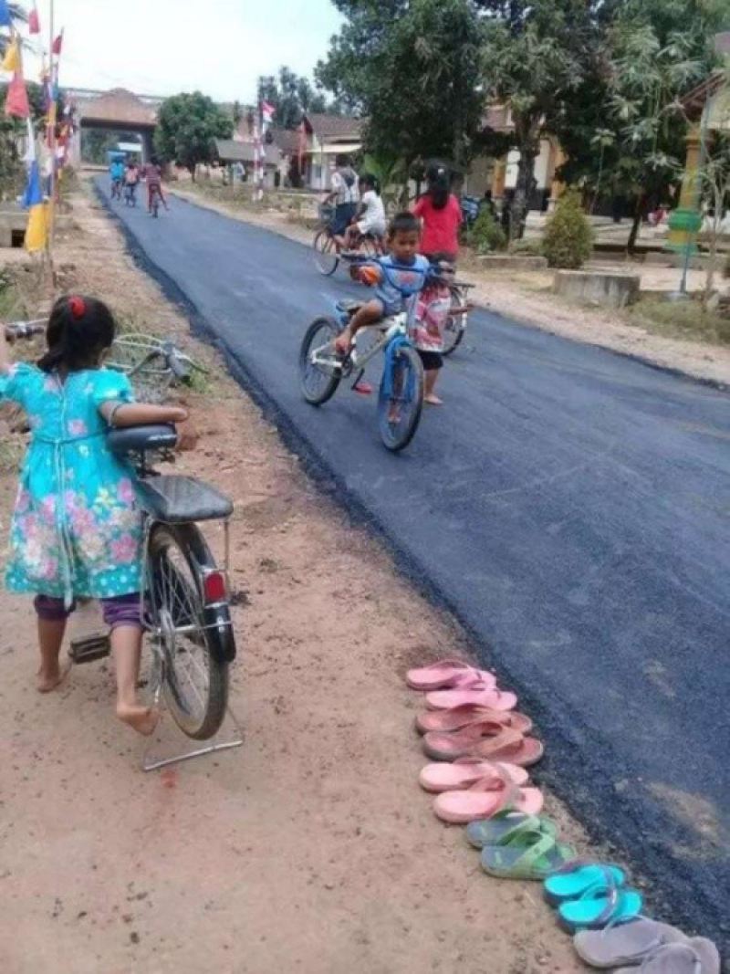 В индонезийской деревне впервые заасфальтировали дорогу
