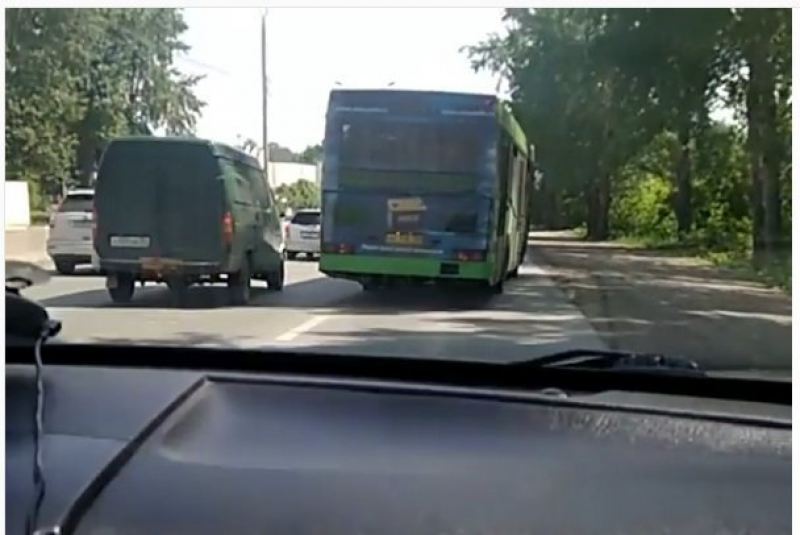 Валит боком: сибиряк снял на видео дрифтующий автобус на Бердском шоссе