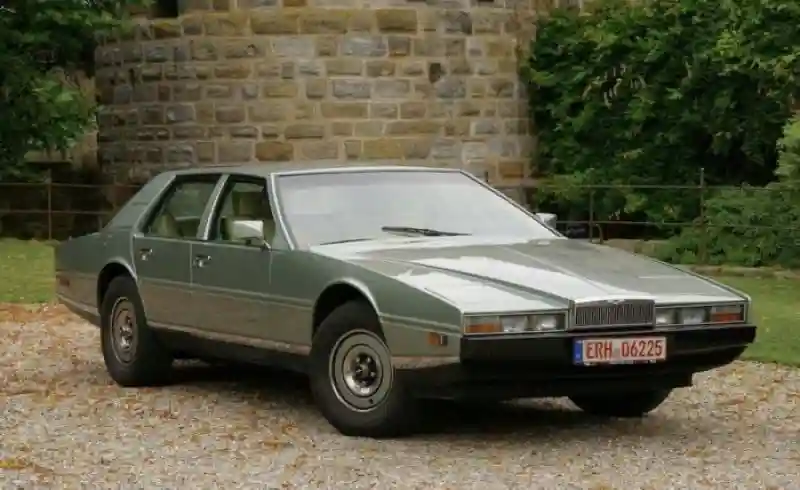 Салон уникального Aston Martin напоминает кабину самолета