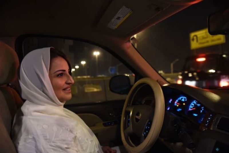 Женщинам в Саудовской Аравии разрешили сесть за руль