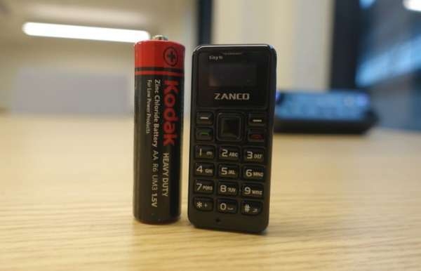 Миниатюрный мобильный телефон размером с батарейку