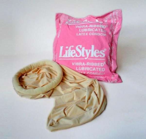 Подушка и спальный мешок в виде презерватива