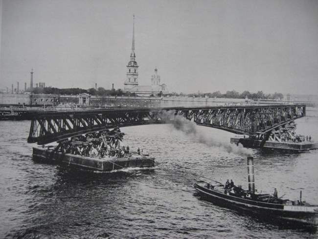 Троицкий мост в Санкт-Петербурге. Фото строительства.