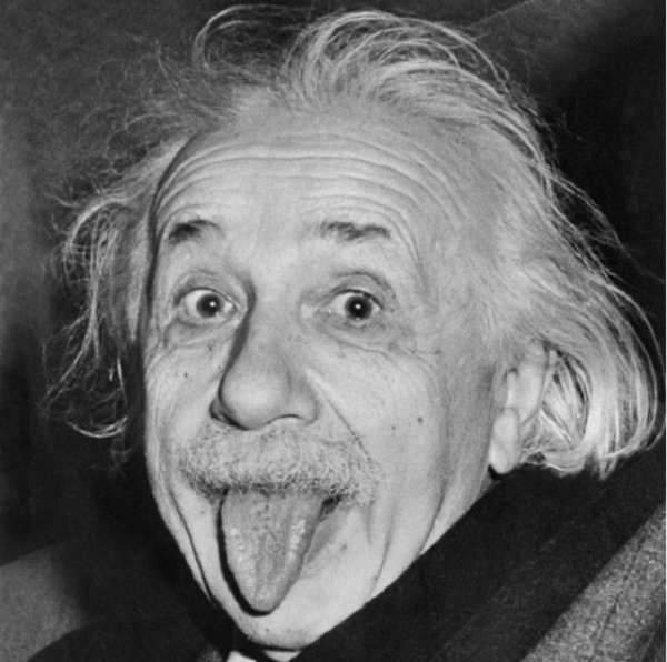История фотографии Альберта Эйнштейна с высунутым языком