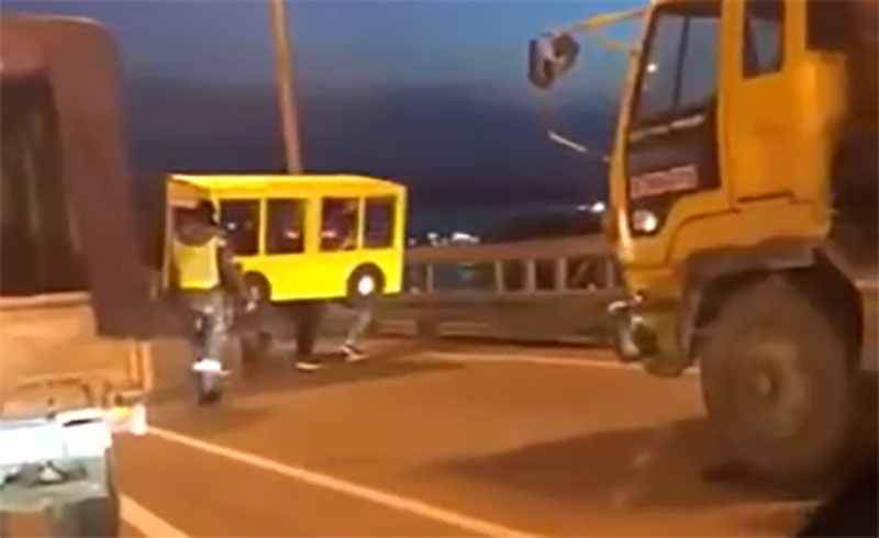 Жители Владивостока прикинулись автобусом, чтобы пройти по Золотому мосту
