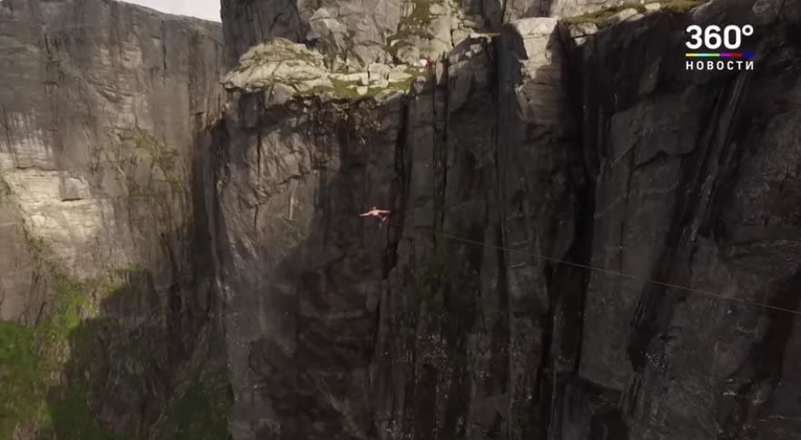 Дрон заснял прогулку по канату над пропастью в Норвегии. Красивое