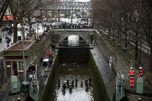 Чистка канала Сен-Мартен (Saint-Martin) в Париже