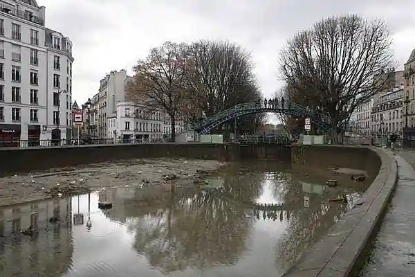 Чистка канала Сен-Мартен (Saint-Martin) в Париже
