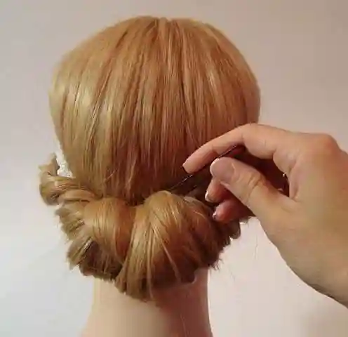 Причёски на выпускной на длинные волосы своими руками. Укладка, косы или локоны
