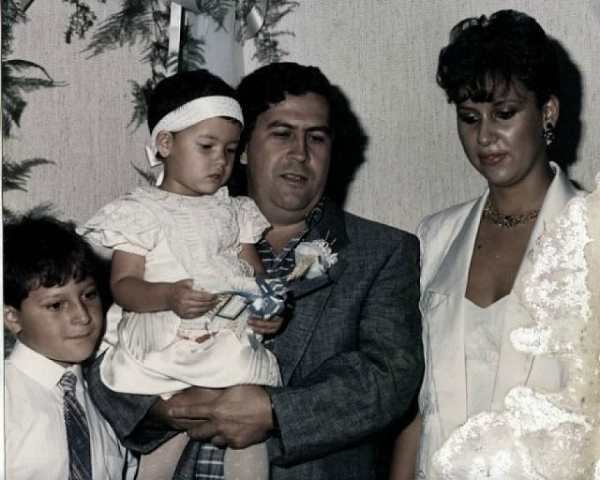 Пабло Эскобар с женой и детьми