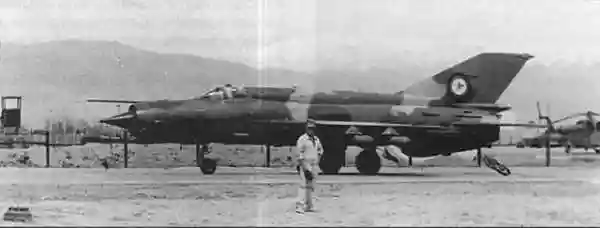 МиГ-21бис на рулежке баграмского аэродрома