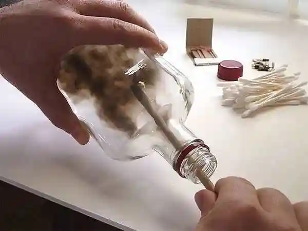 Рисунок дымом внутри бутылки